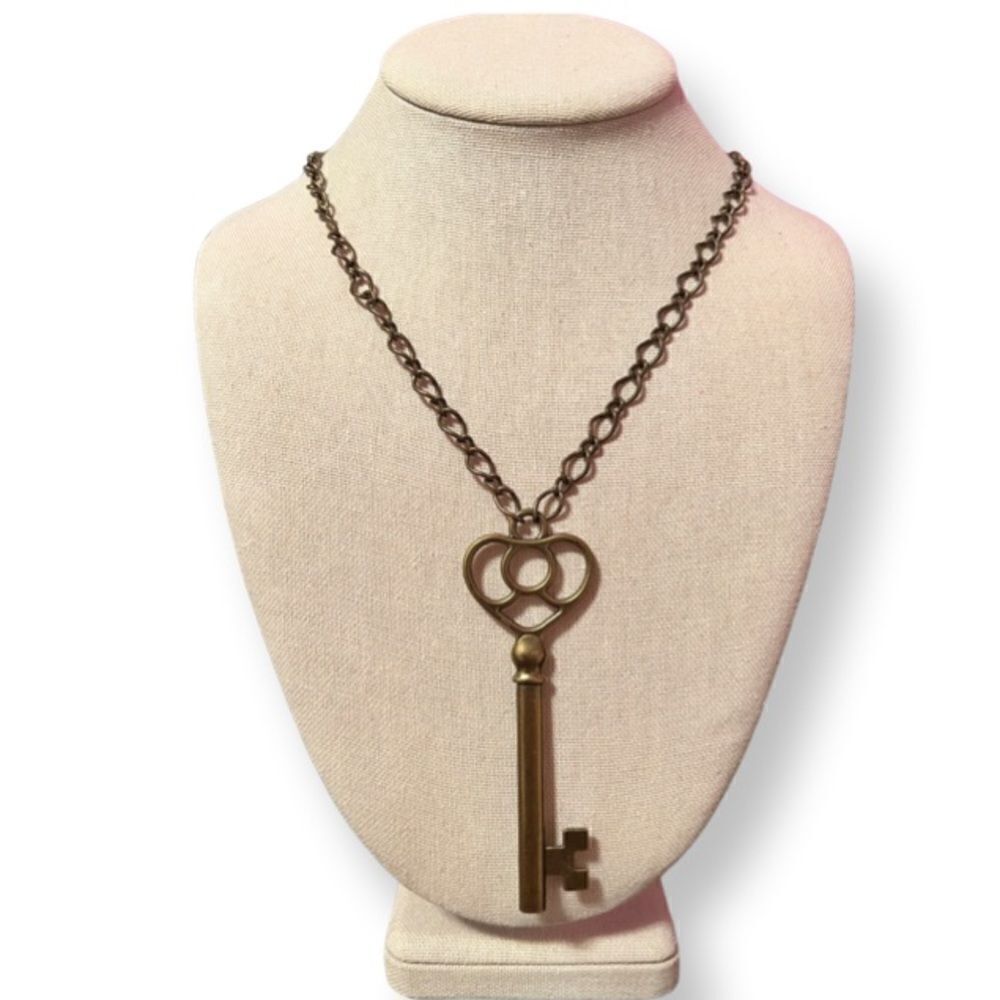 ⭐️3/$25⭐️ Antique Gold Large Heart Shape Key Necklace